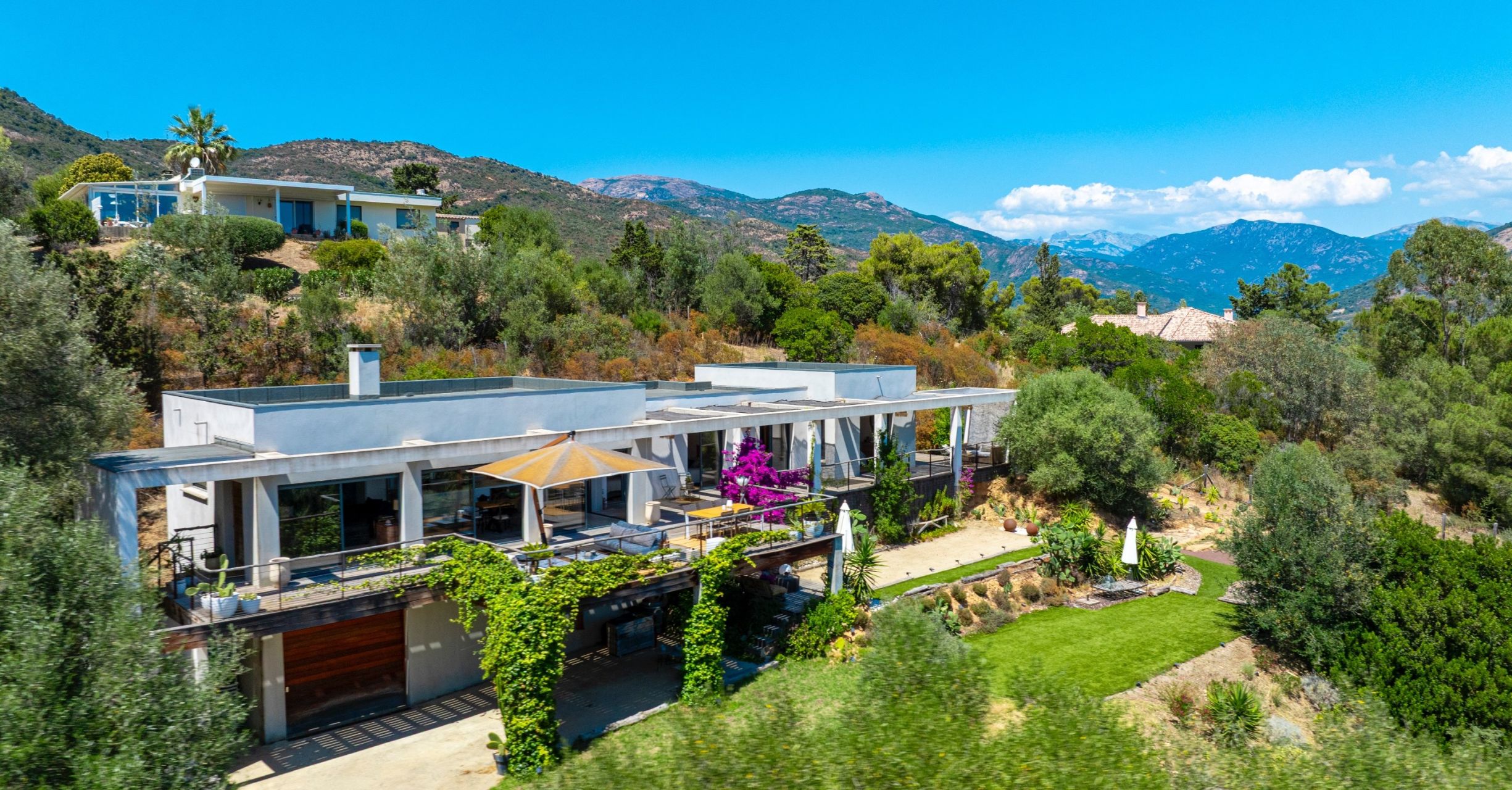 luxury villa 6 Rooms for sale on SAGONE (20118)