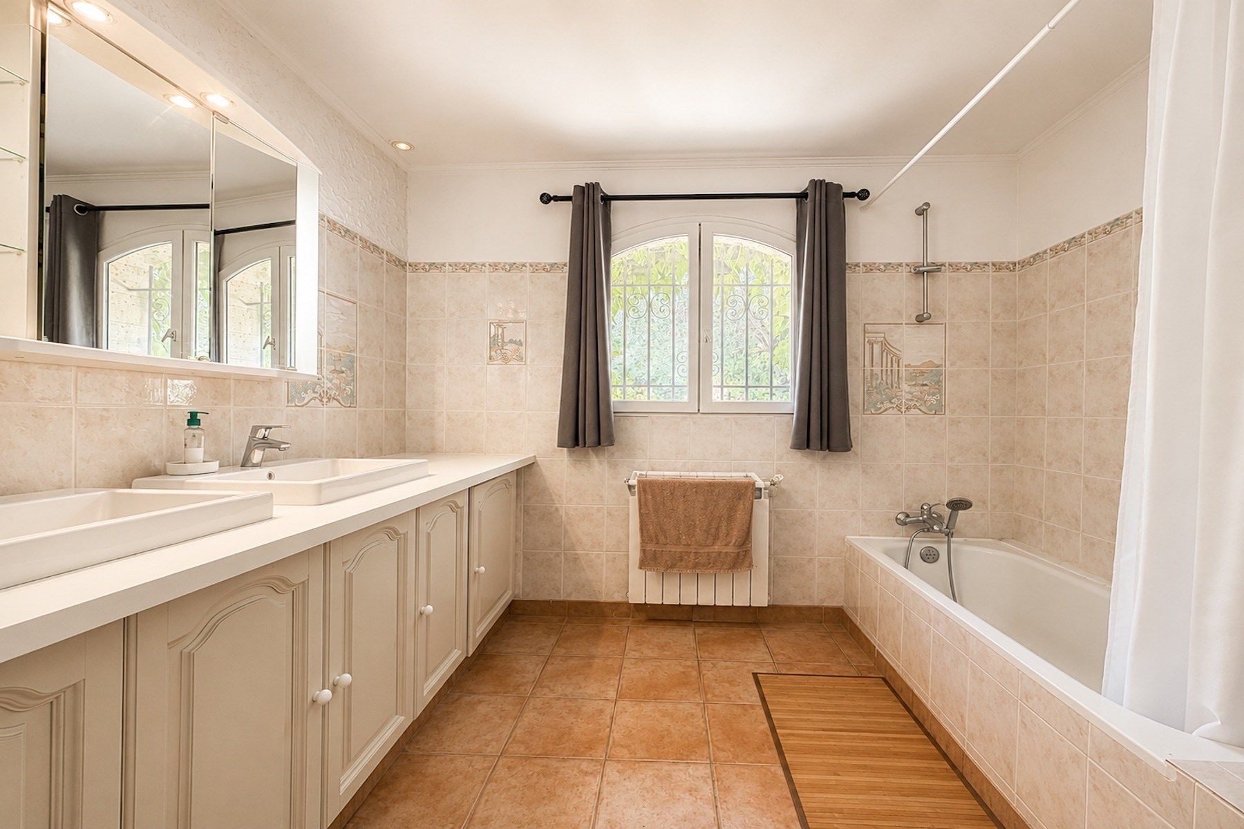 luxury house 4 Rooms for sale on UZES (30700)