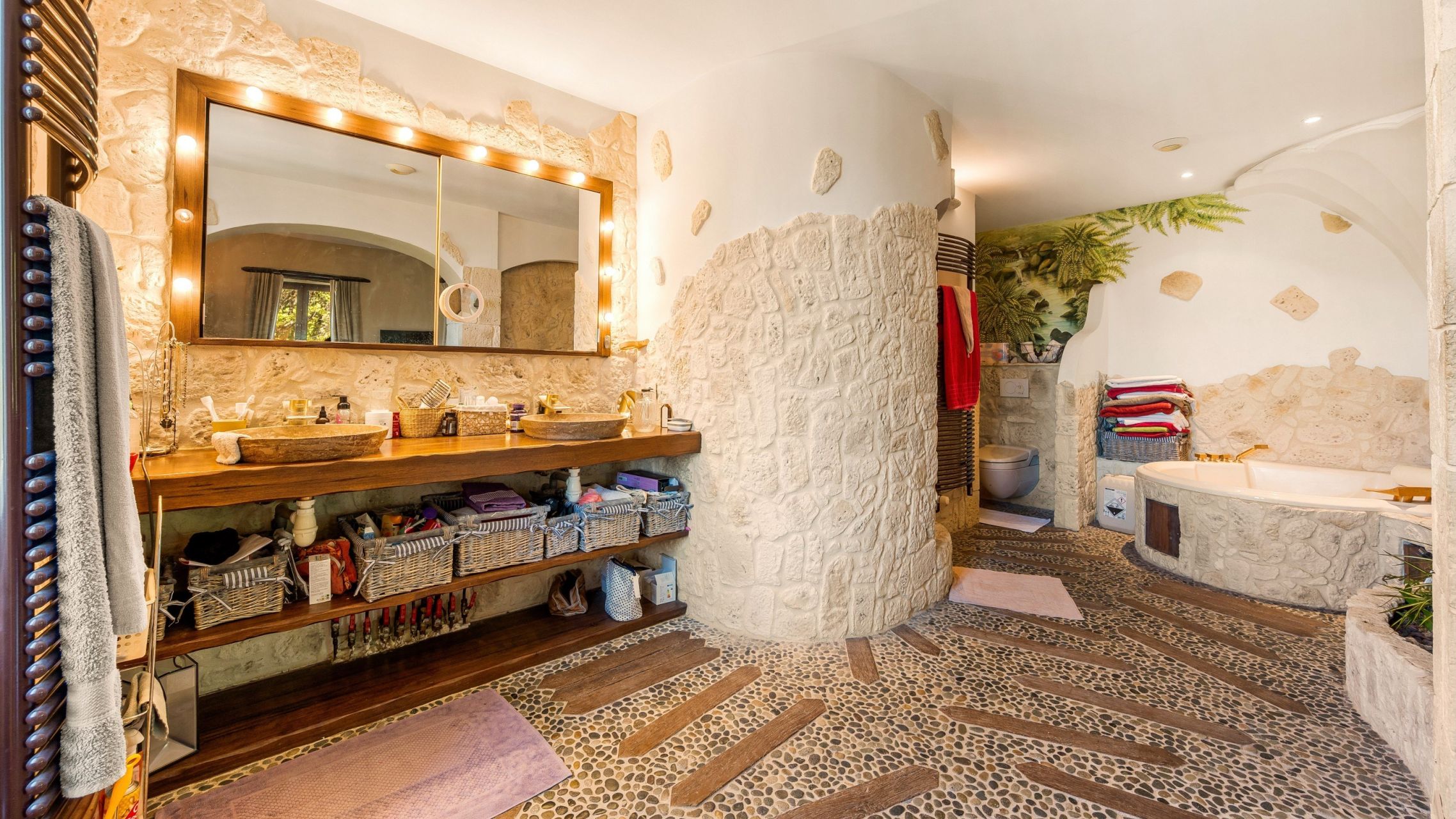 bastide 30 Rooms for sale on AMPUS (83111)