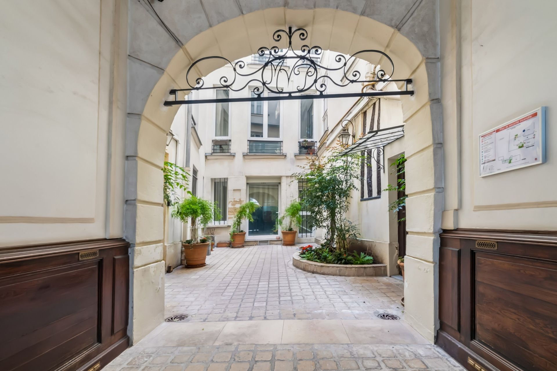 luxury apartment 3 Rooms for rent on PARIS (75006)