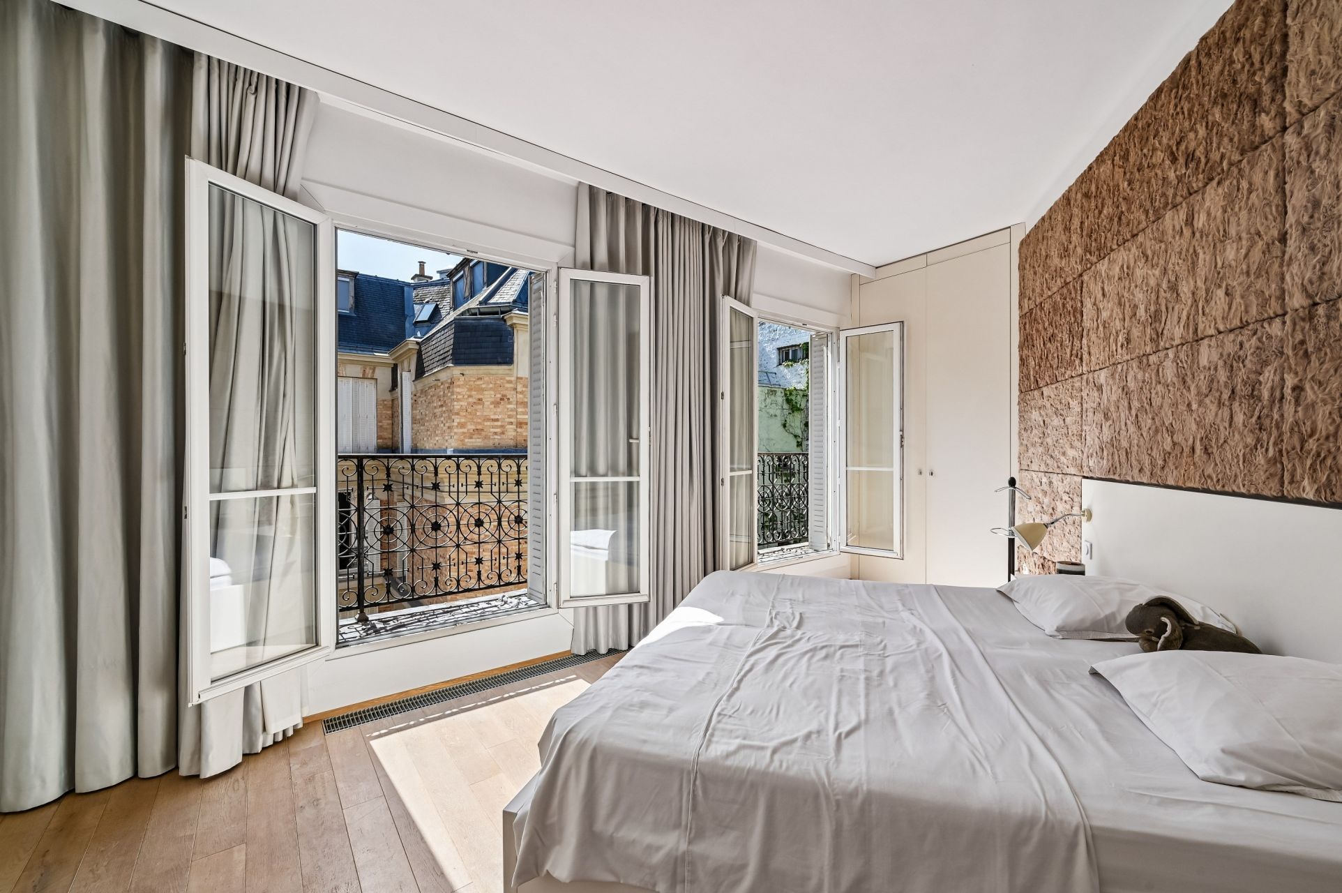 luxury apartment 7 Rooms for sale on PARIS (75016)