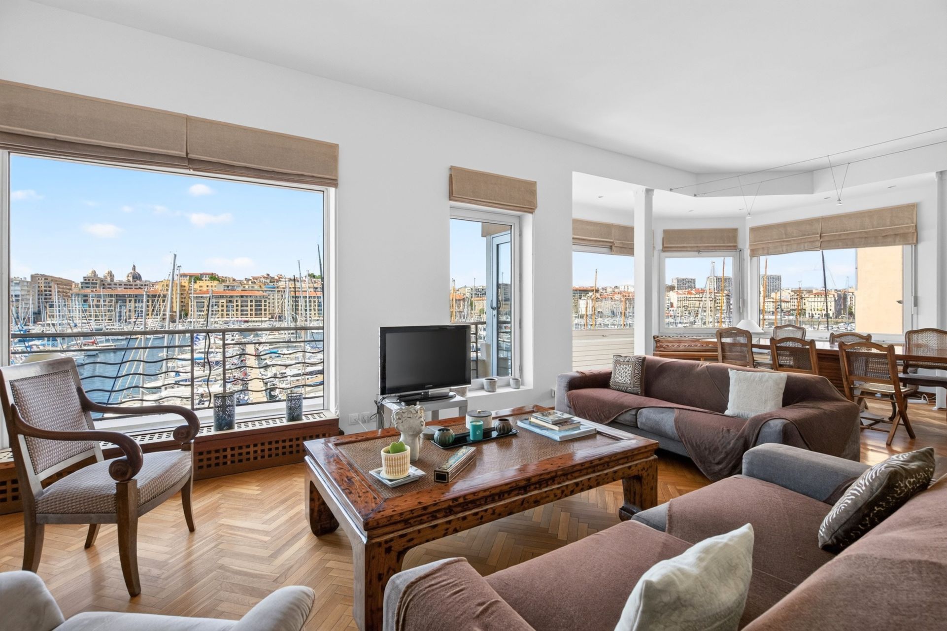 luxury apartment 5 Rooms for sale on MARSEILLE (13007)