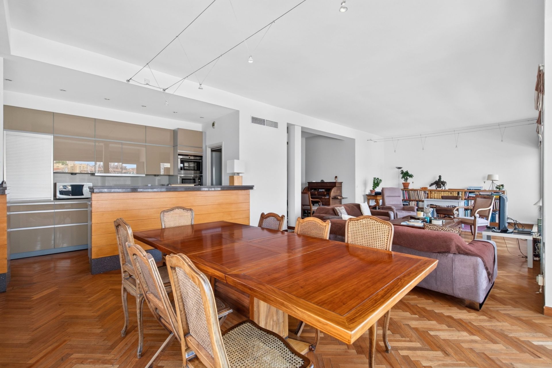 luxury apartment 5 Rooms for sale on MARSEILLE (13007)