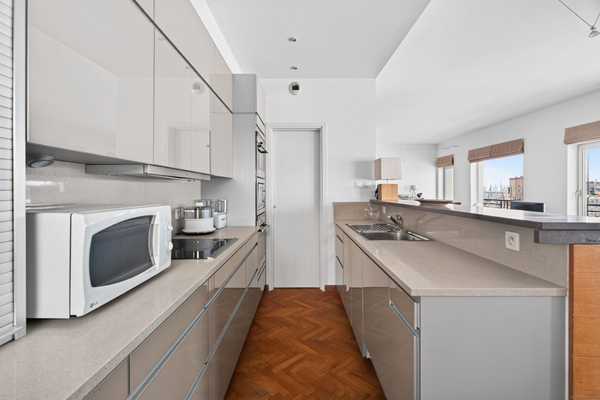 luxury apartment 5 Rooms for sale on MARSEILLE (13007)