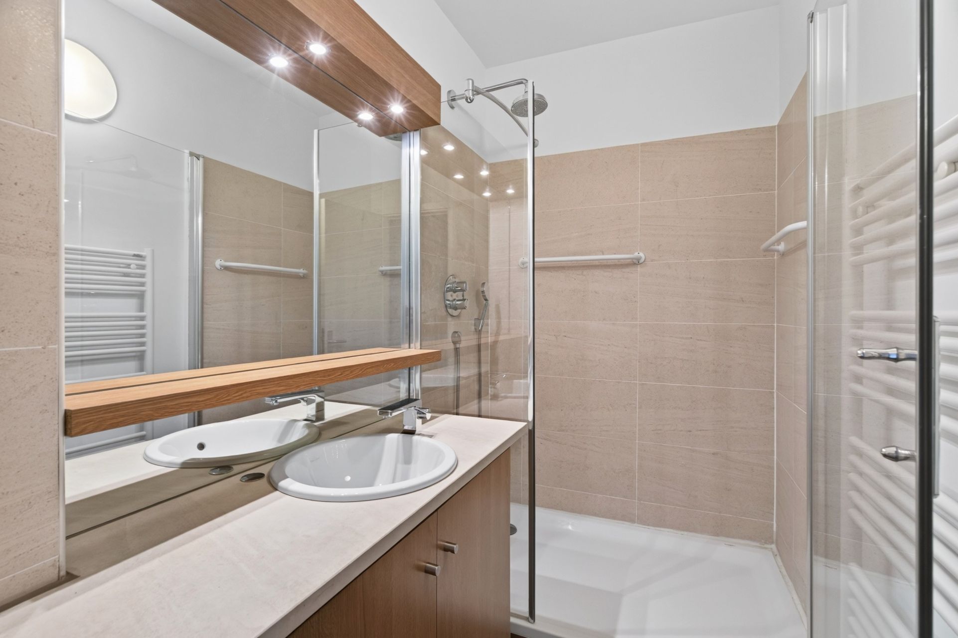 luxury apartment 5 Rooms for sale on MARSEILLE (13007)