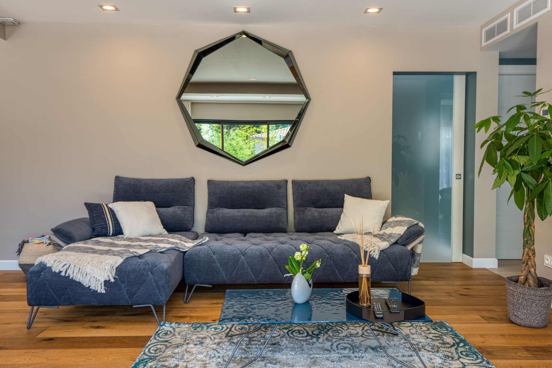 contemporary house 7 Rooms for sale on EZE (06360)