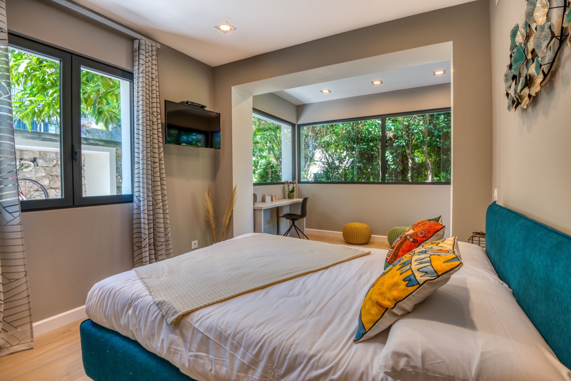 contemporary house 7 Rooms for sale on EZE (06360)