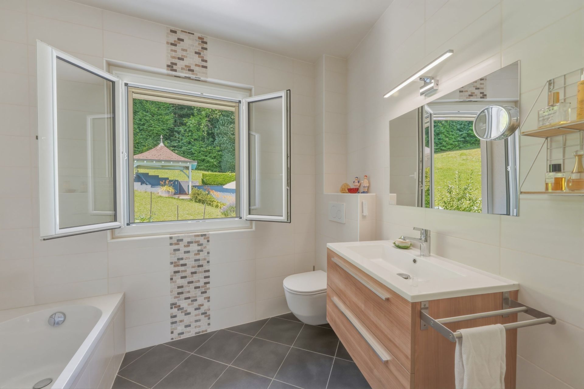 contemporary house 6 Rooms for sale on REIGNIER ESERY (74930)