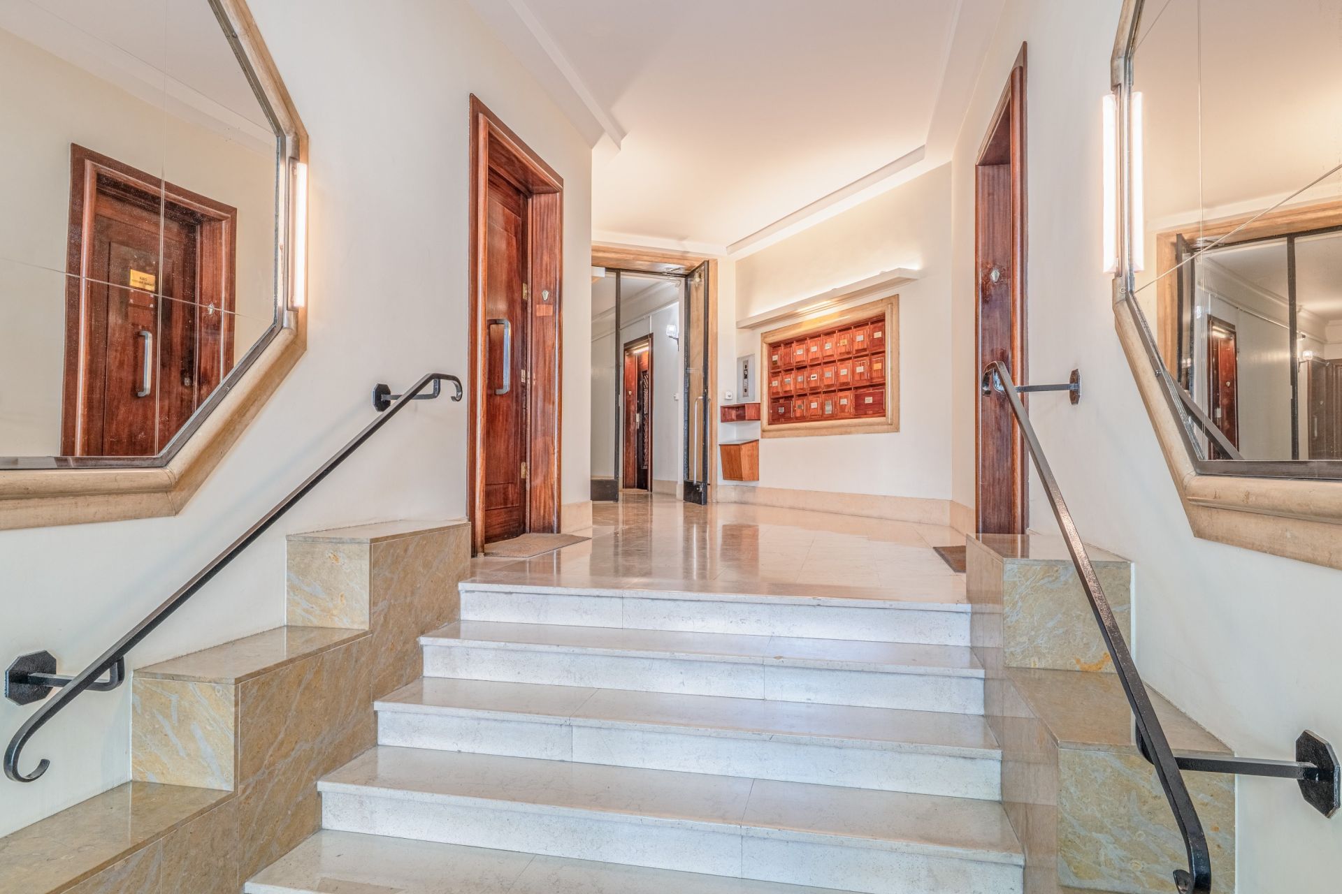 luxury apartment 7 Rooms for sale on LYON (69006)