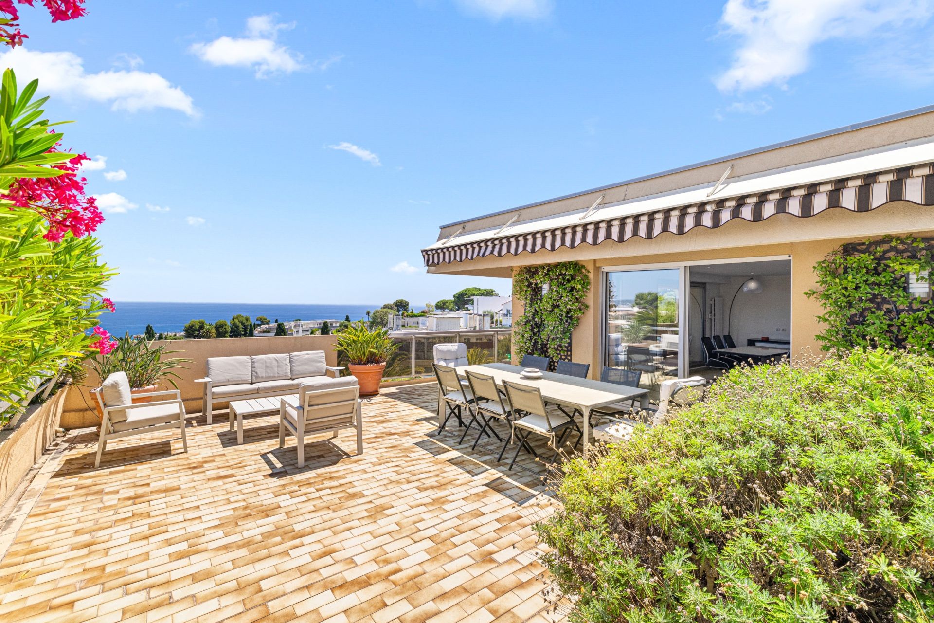 luxury apartment 4 Rooms for sale on NICE (06000)