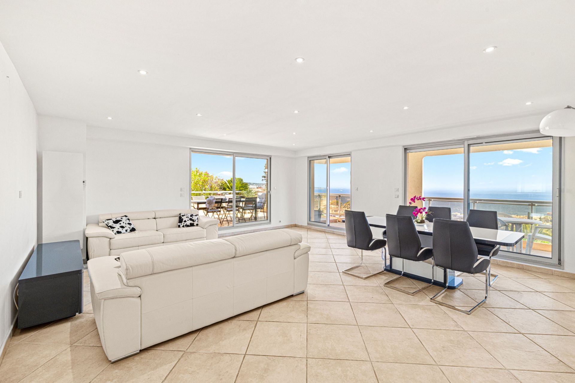 luxury apartment 4 Rooms for sale on NICE (06000)