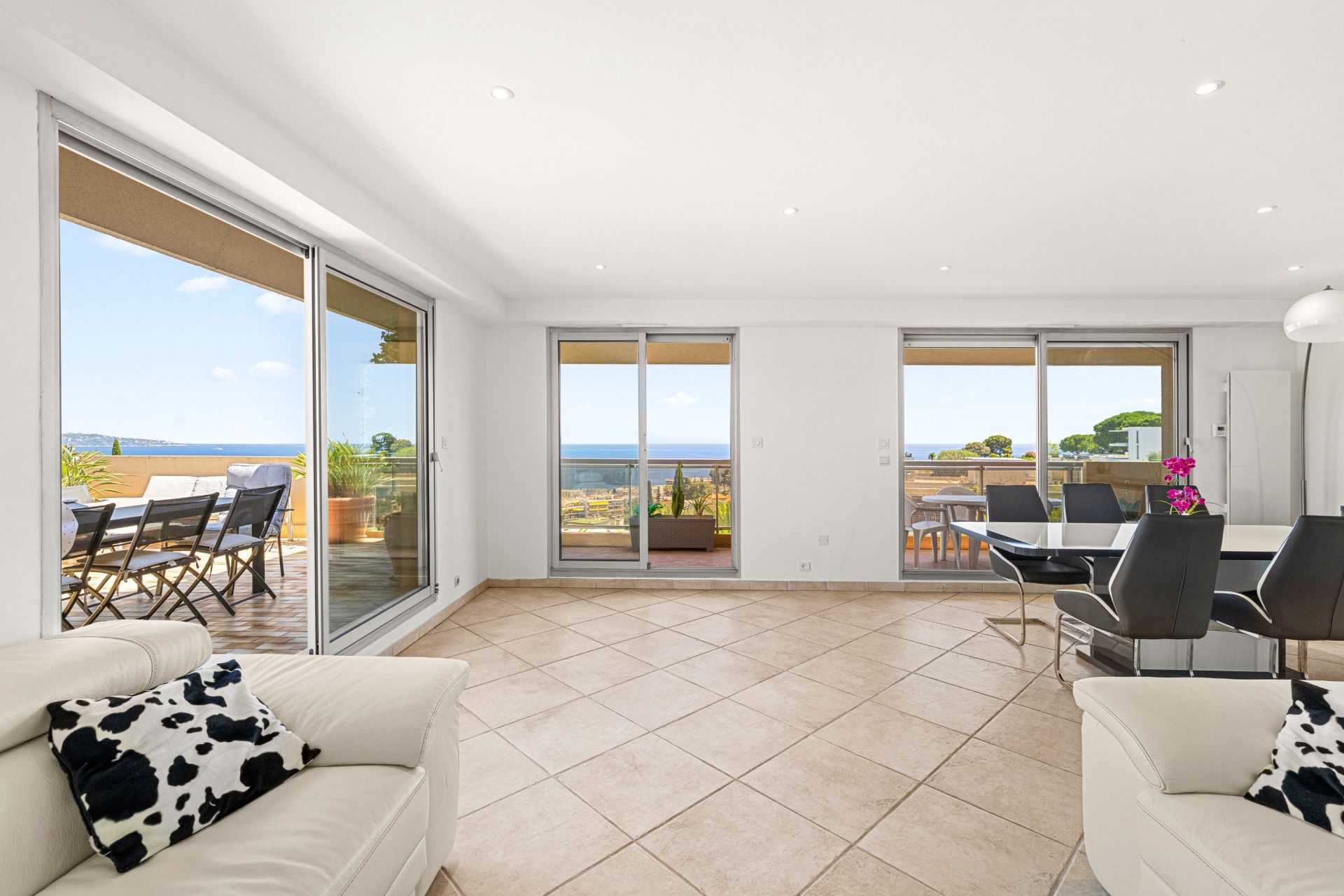 luxury apartment 4 Rooms for sale on NICE (06000)