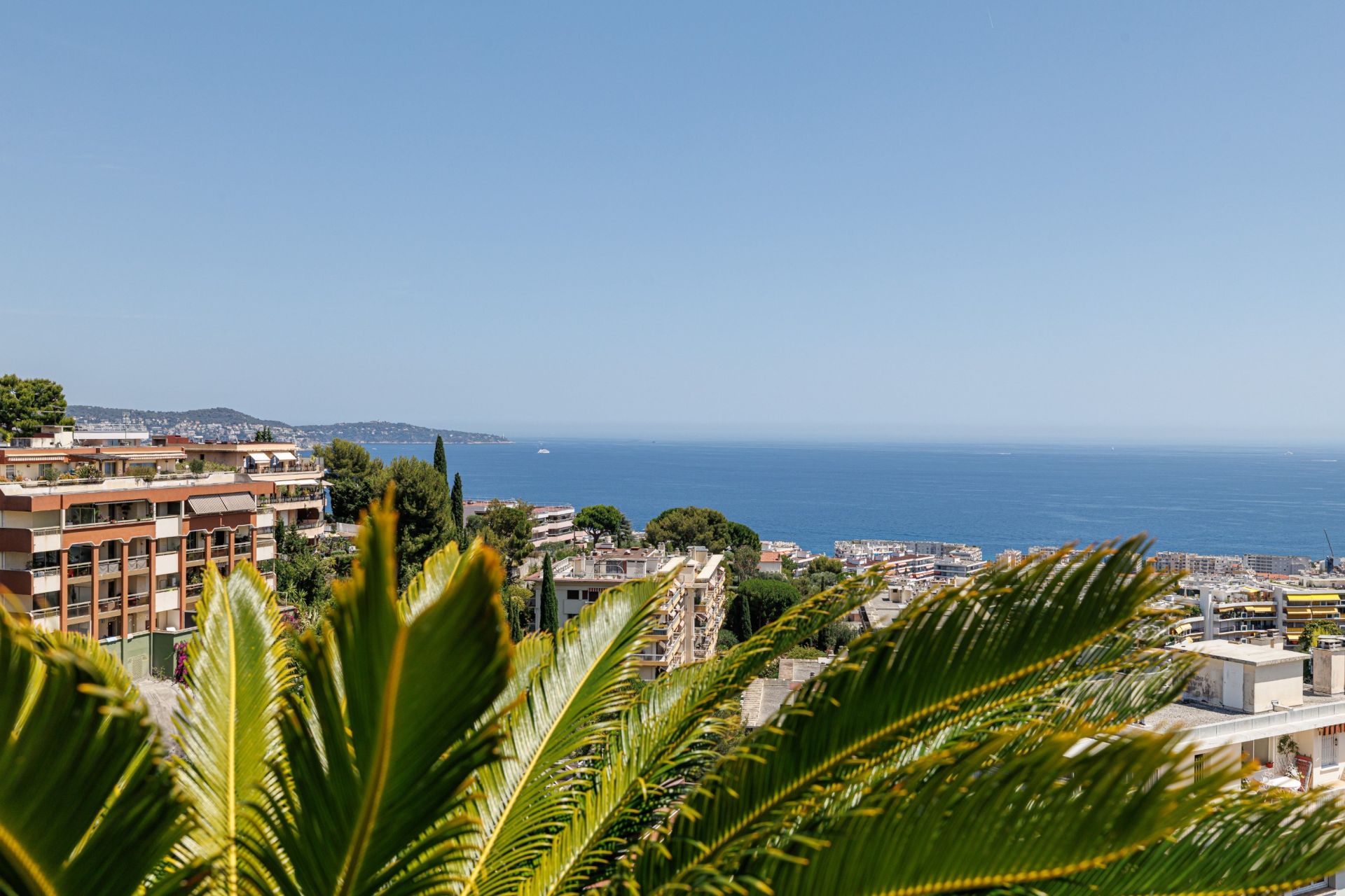 luxury apartment 4 Rooms for sale on NICE (06000)