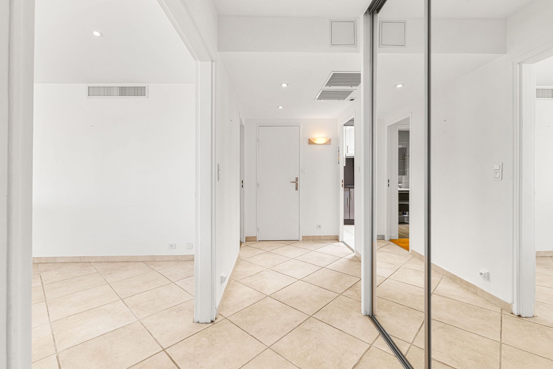 luxury apartment 4 Rooms for sale on NICE (06000)