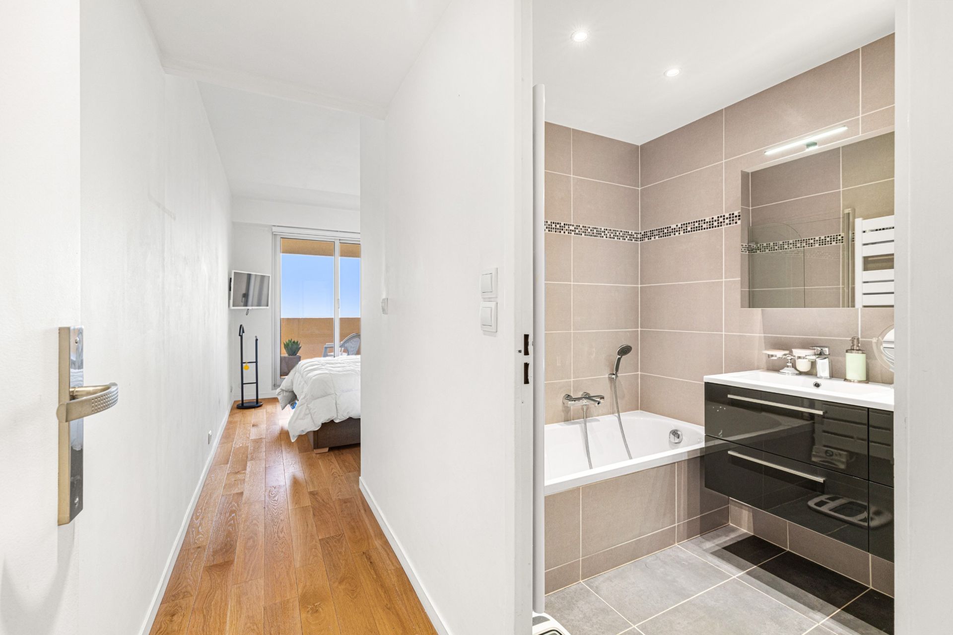 luxury apartment 4 Rooms for sale on NICE (06000)