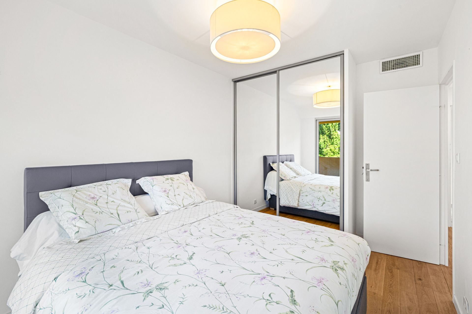 luxury apartment 4 Rooms for sale on NICE (06000)