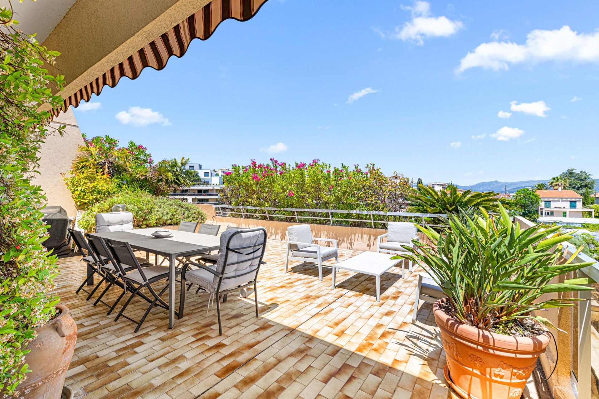 luxury apartment 4 Rooms for sale on NICE (06000)