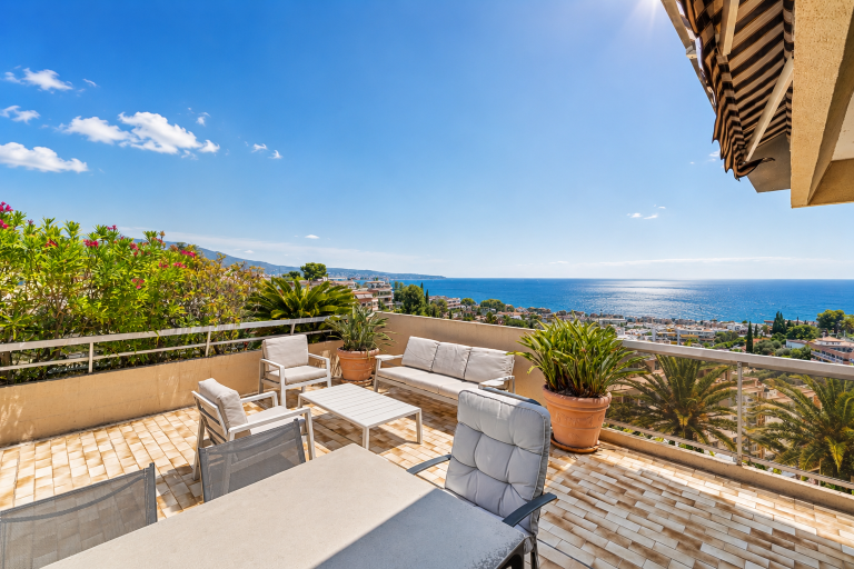 luxury apartment 4 Rooms for sale on NICE (06000)
