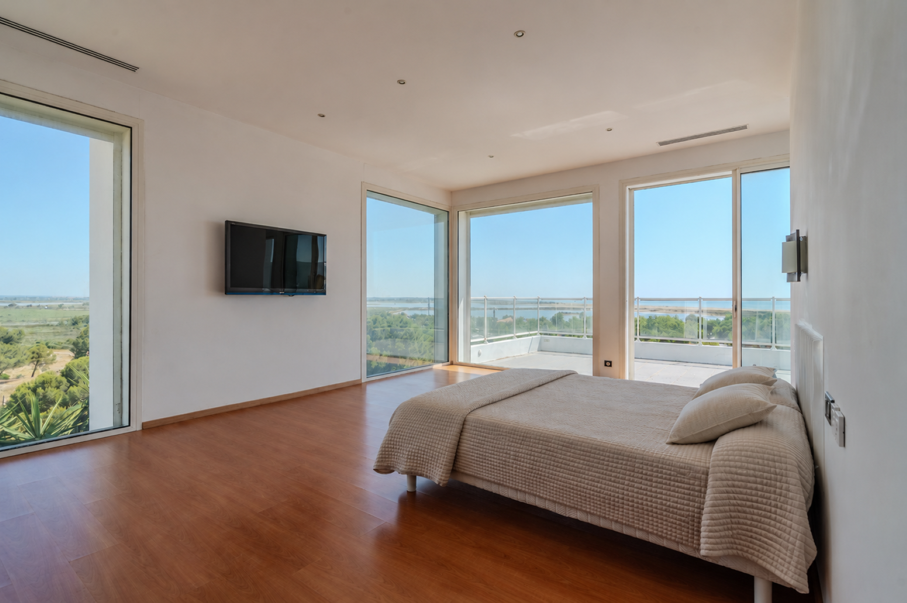 luxury house 6 Rooms for sale on ST PIERRE LA MER (11560)