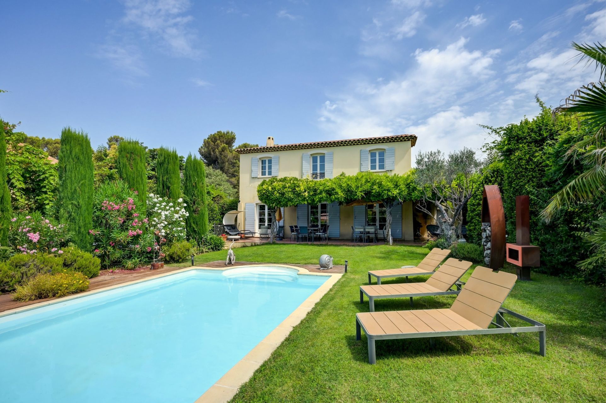 luxury house 8 Rooms for sale on BOUC BEL AIR (13320)