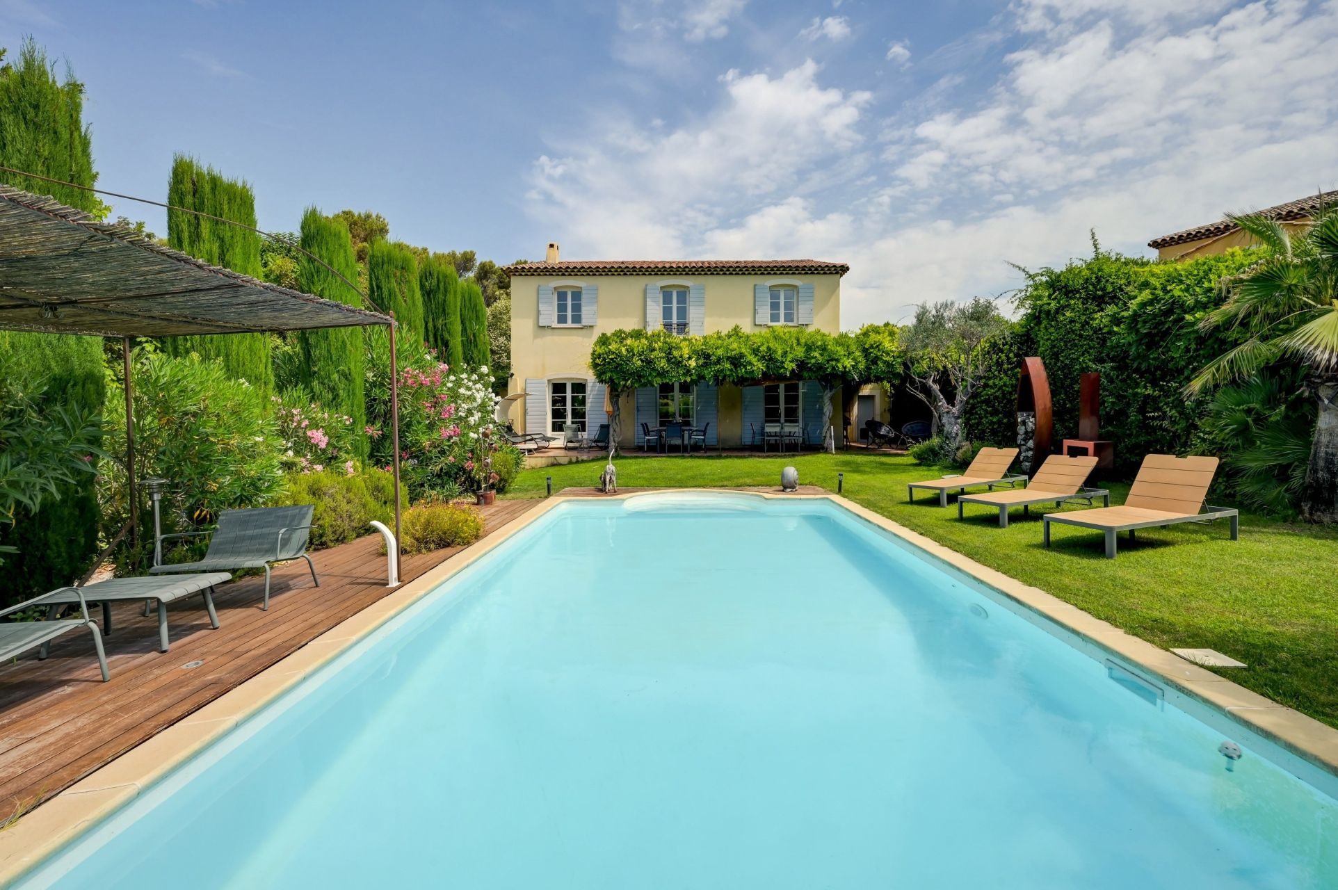 luxury house 8 Rooms for sale on BOUC BEL AIR (13320)