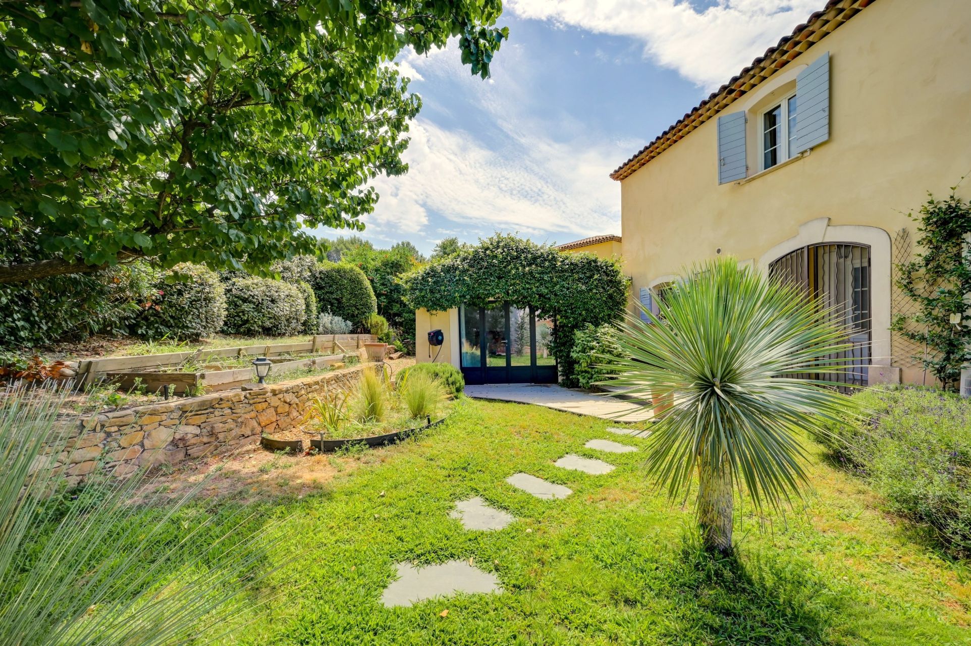 luxury house 8 Rooms for sale on BOUC BEL AIR (13320)