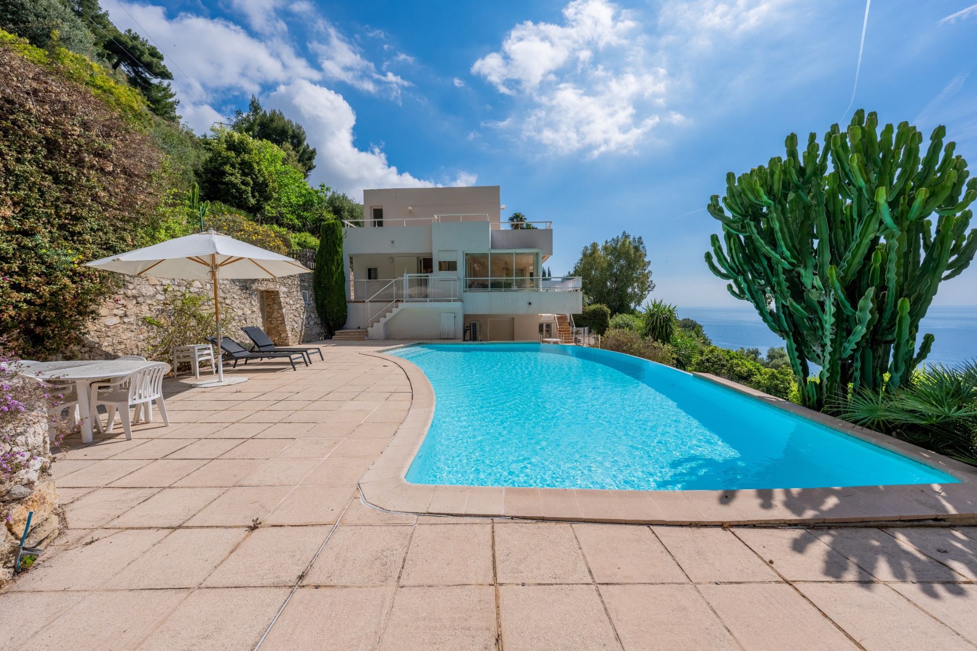 luxury villa 7 Rooms for sale on EZE (06360)