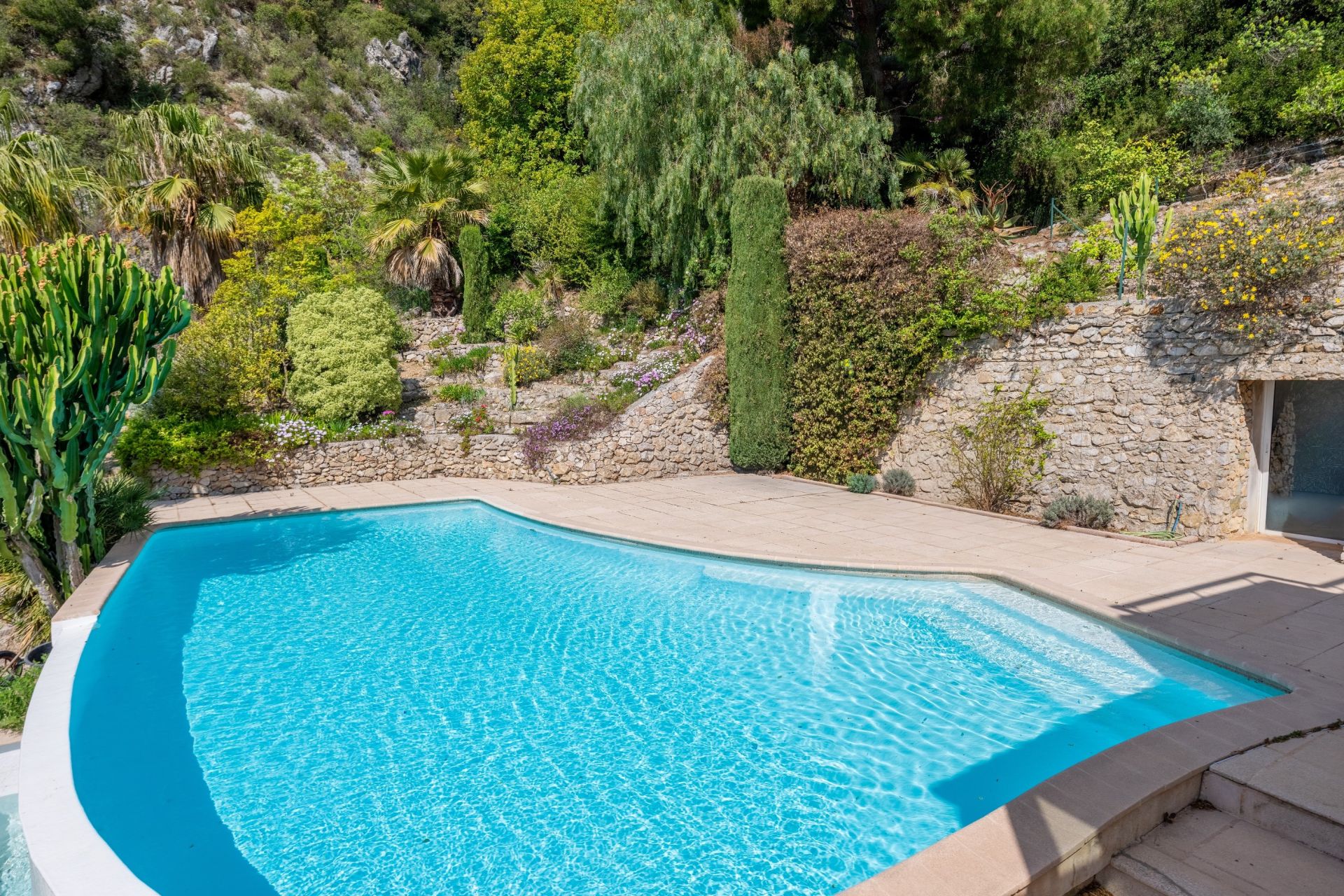 luxury villa 7 Rooms for sale on EZE (06360)