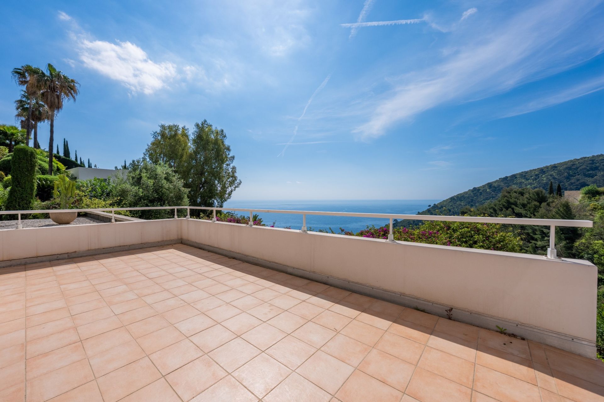 luxury villa 7 Rooms for sale on EZE (06360)