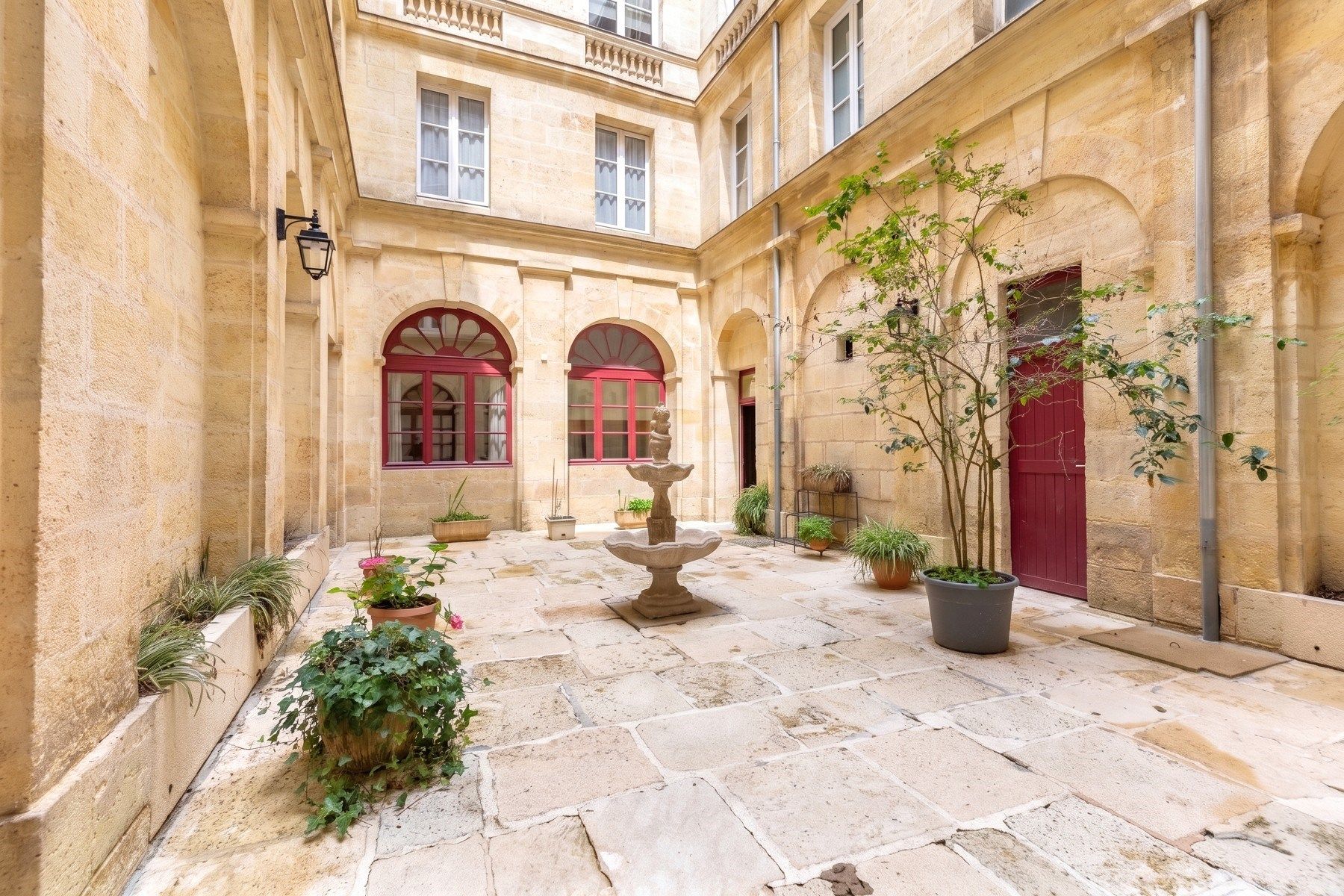 luxury apartment 9 Rooms for sale on BORDEAUX (33000)
