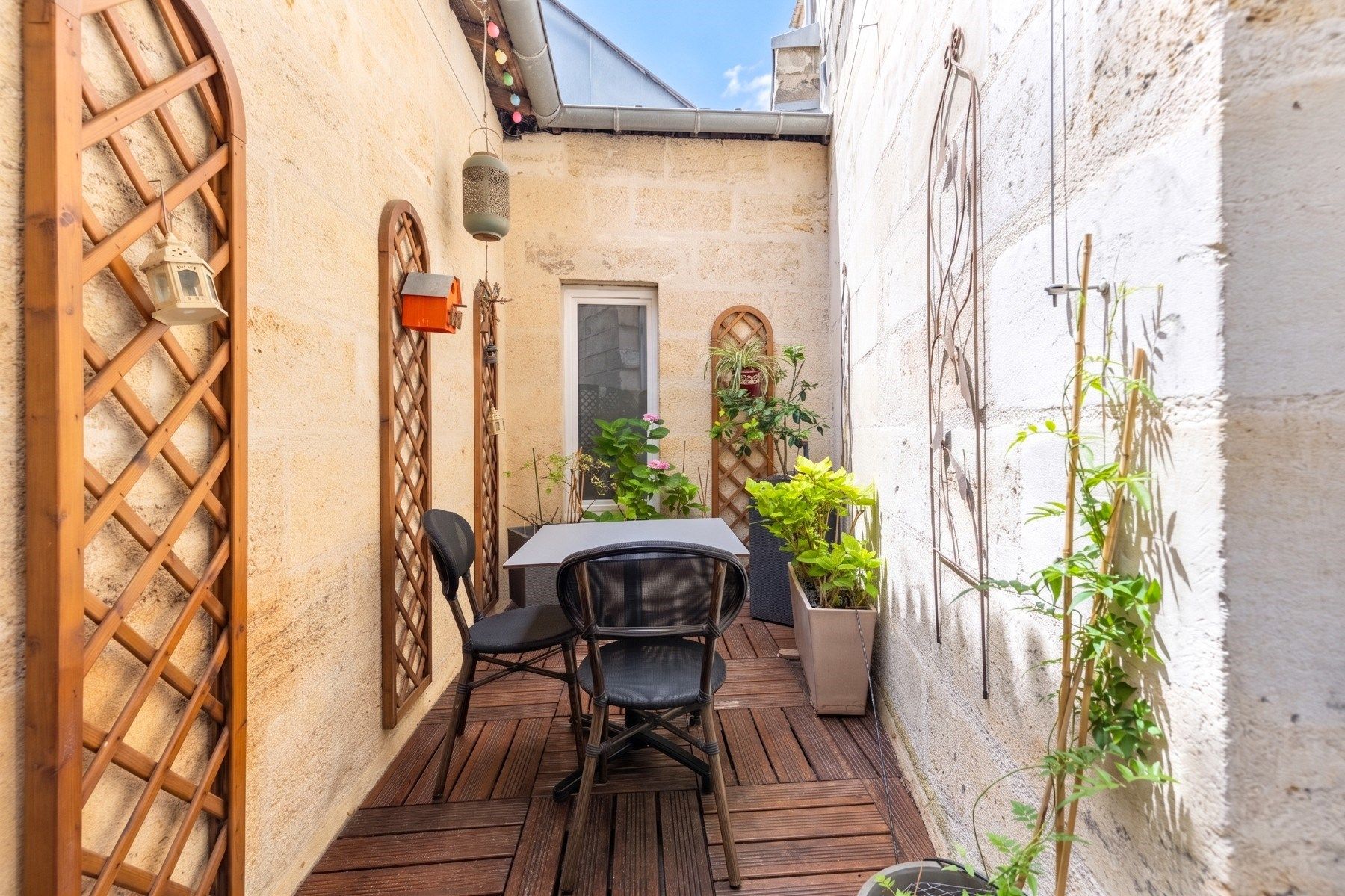 luxury apartment 9 Rooms for sale on BORDEAUX (33000)