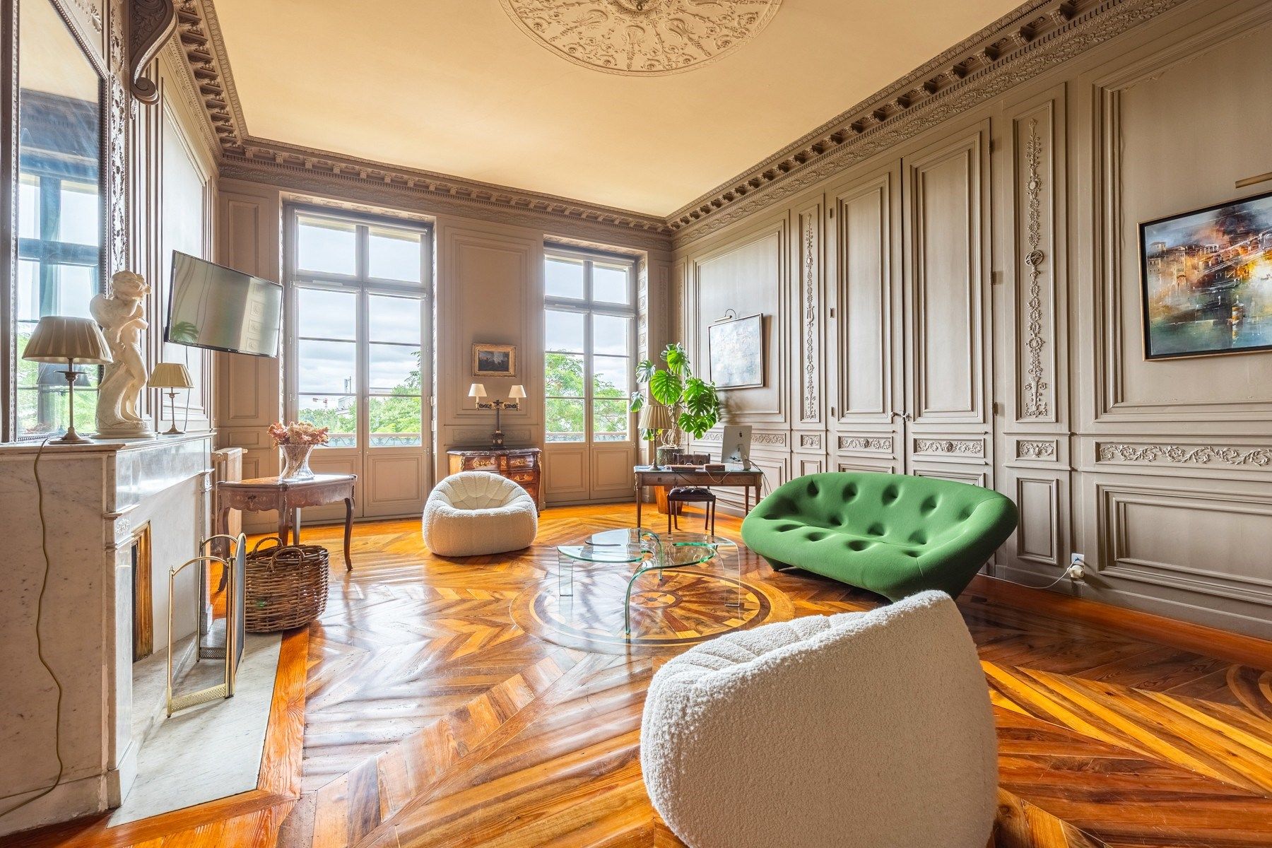 luxury apartment 9 Rooms for sale on BORDEAUX (33000)