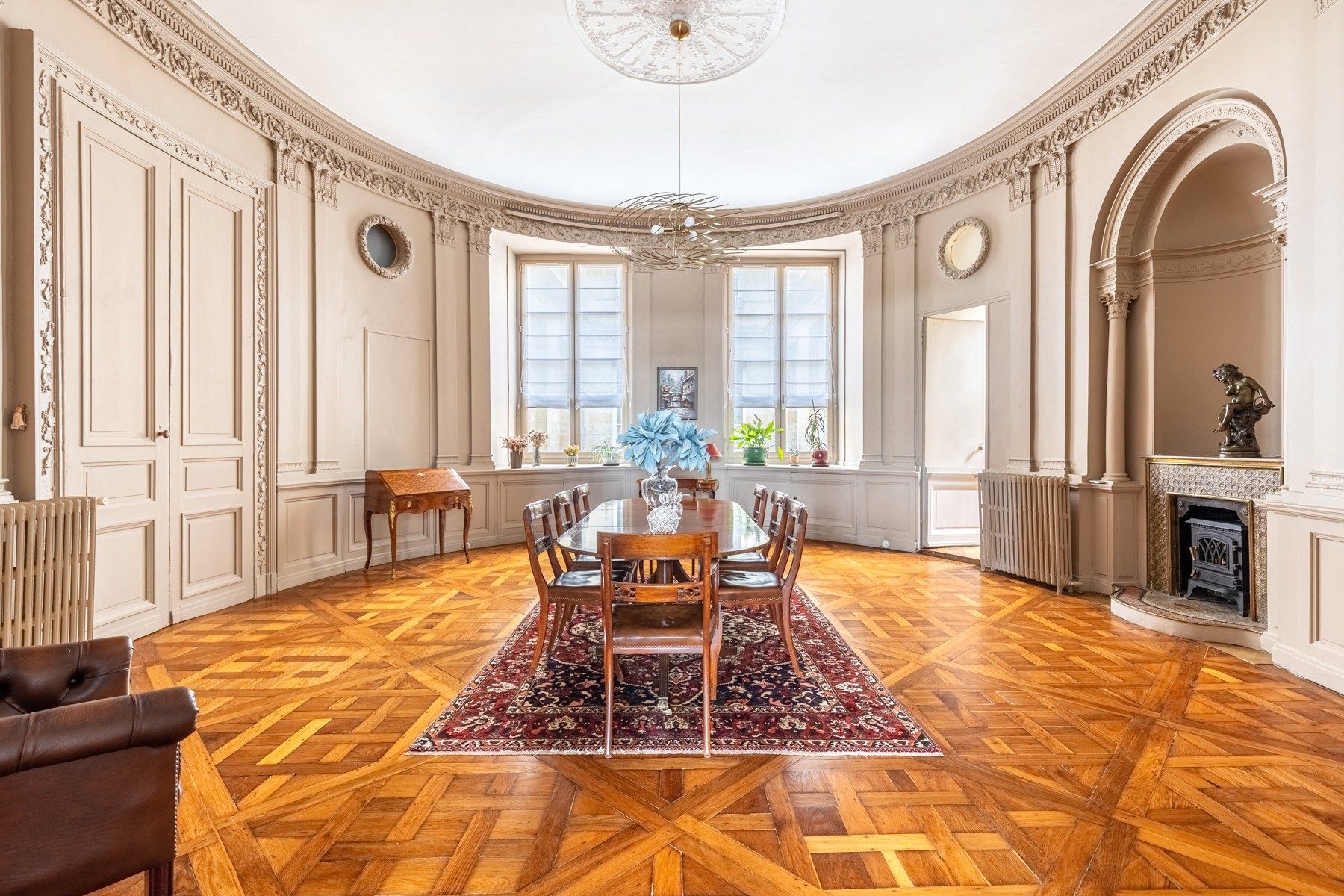 luxury apartment 9 Rooms for sale on BORDEAUX (33000)