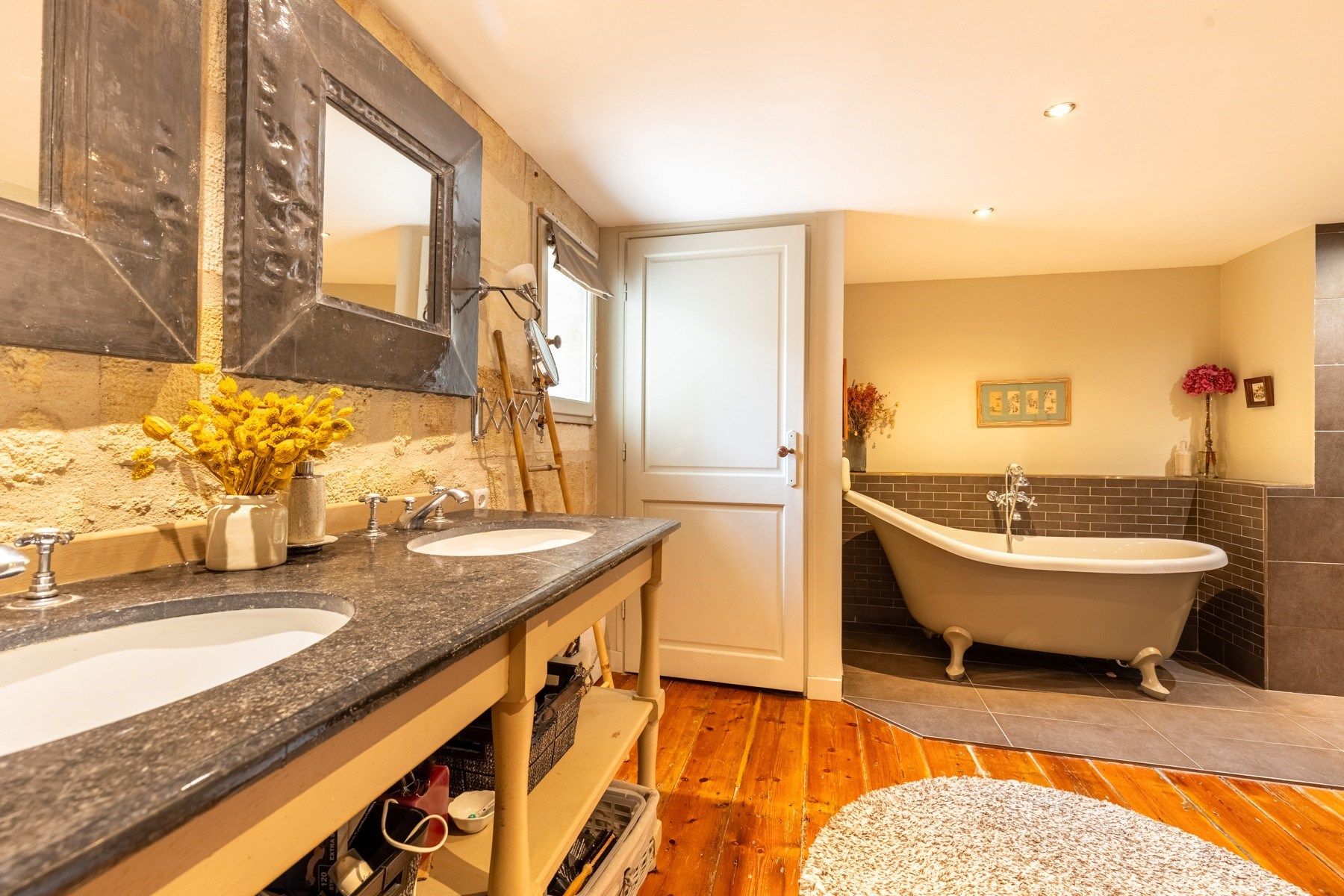 luxury apartment 9 Rooms for sale on BORDEAUX (33000)