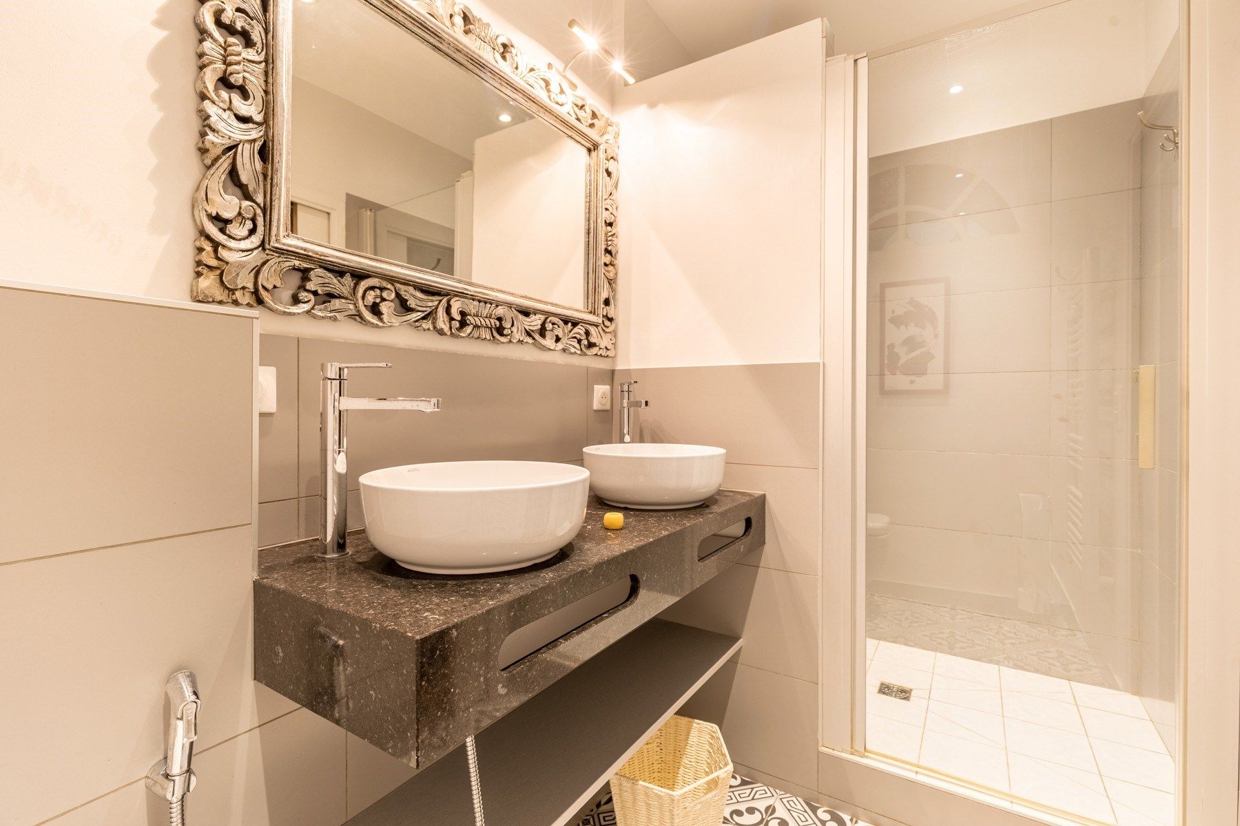 luxury apartment 9 Rooms for sale on BORDEAUX (33000)