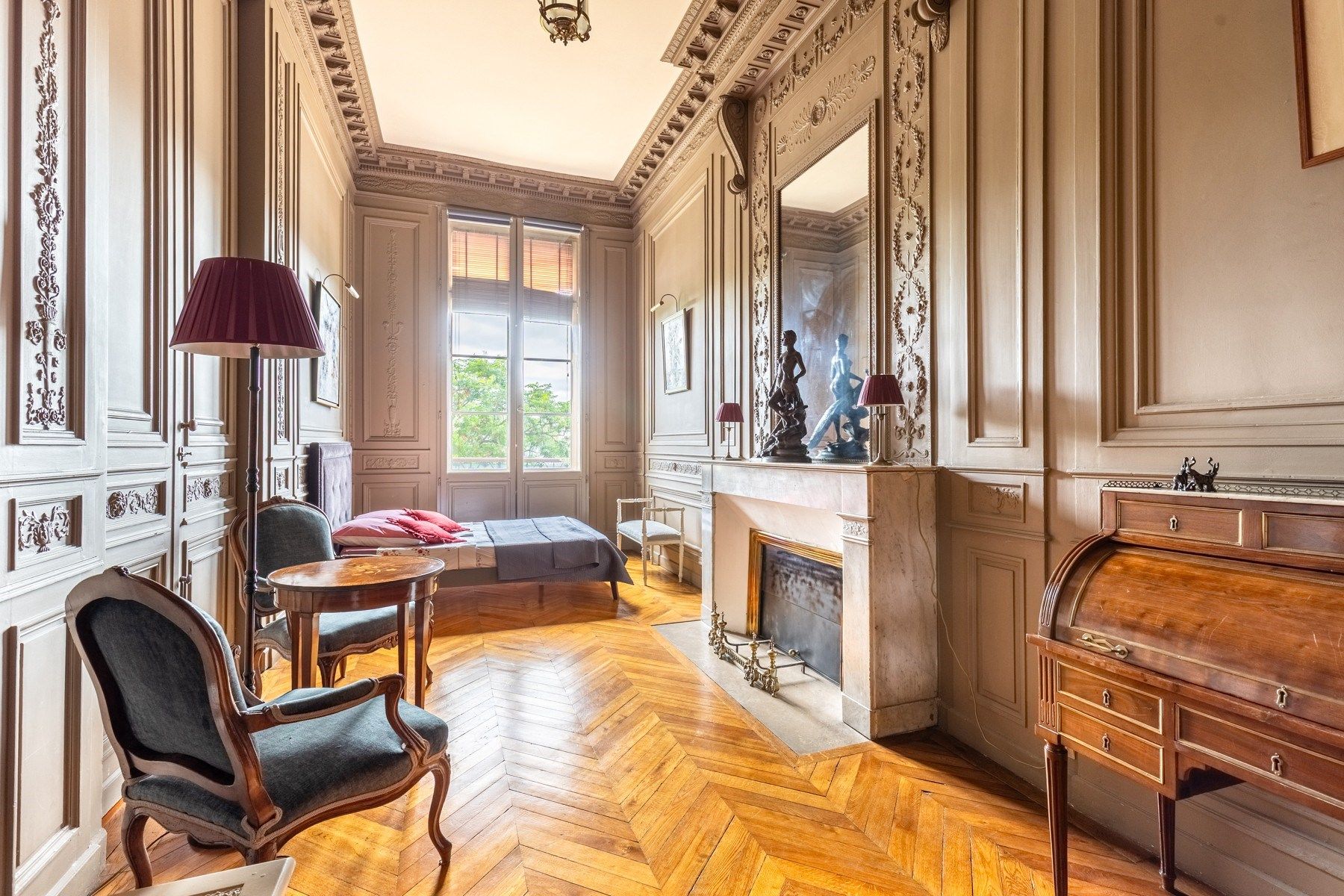 luxury apartment 9 Rooms for sale on BORDEAUX (33000)