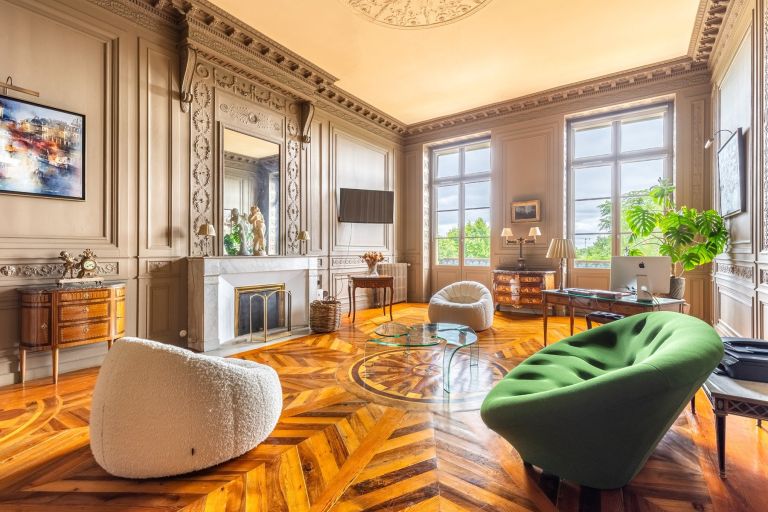 luxury apartment 9 Rooms for sale on BORDEAUX (33000)