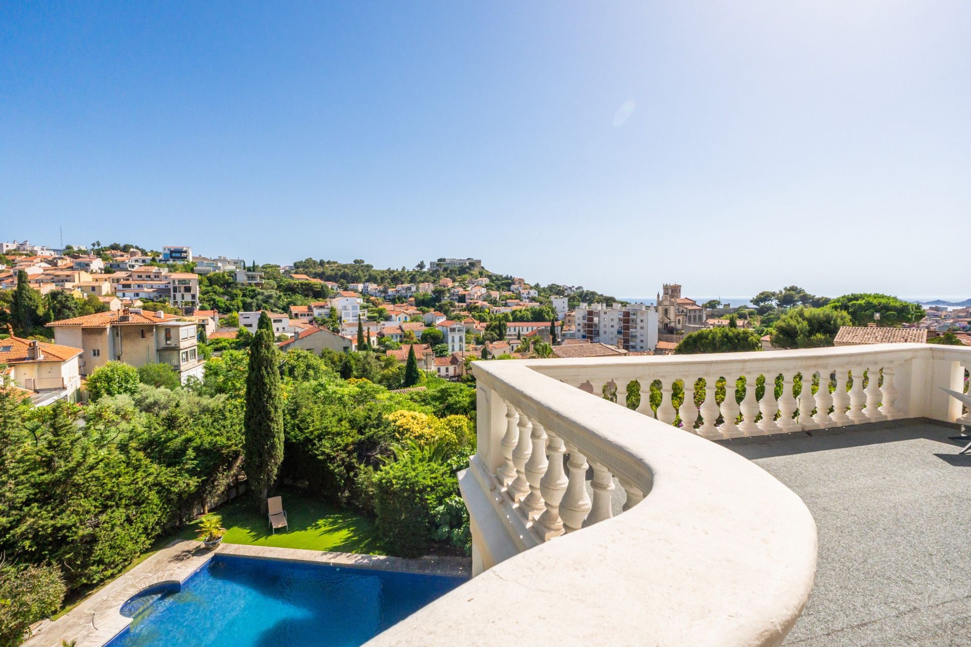 mansion 11 Rooms for sale on MARSEILLE (13007)