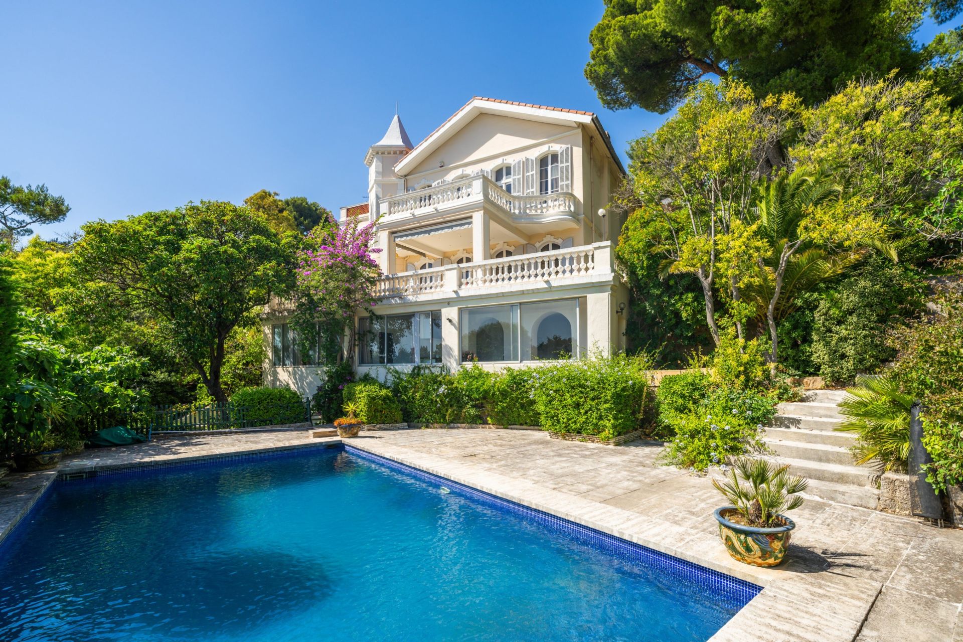 mansion 11 Rooms for sale on MARSEILLE (13007)