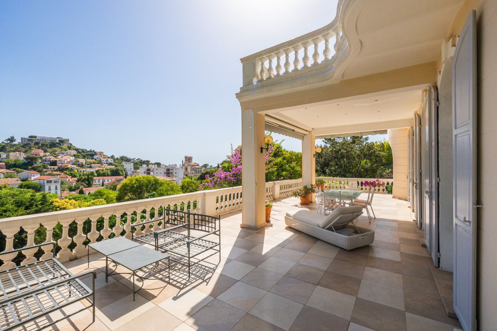 mansion 11 Rooms for sale on MARSEILLE (13007)
