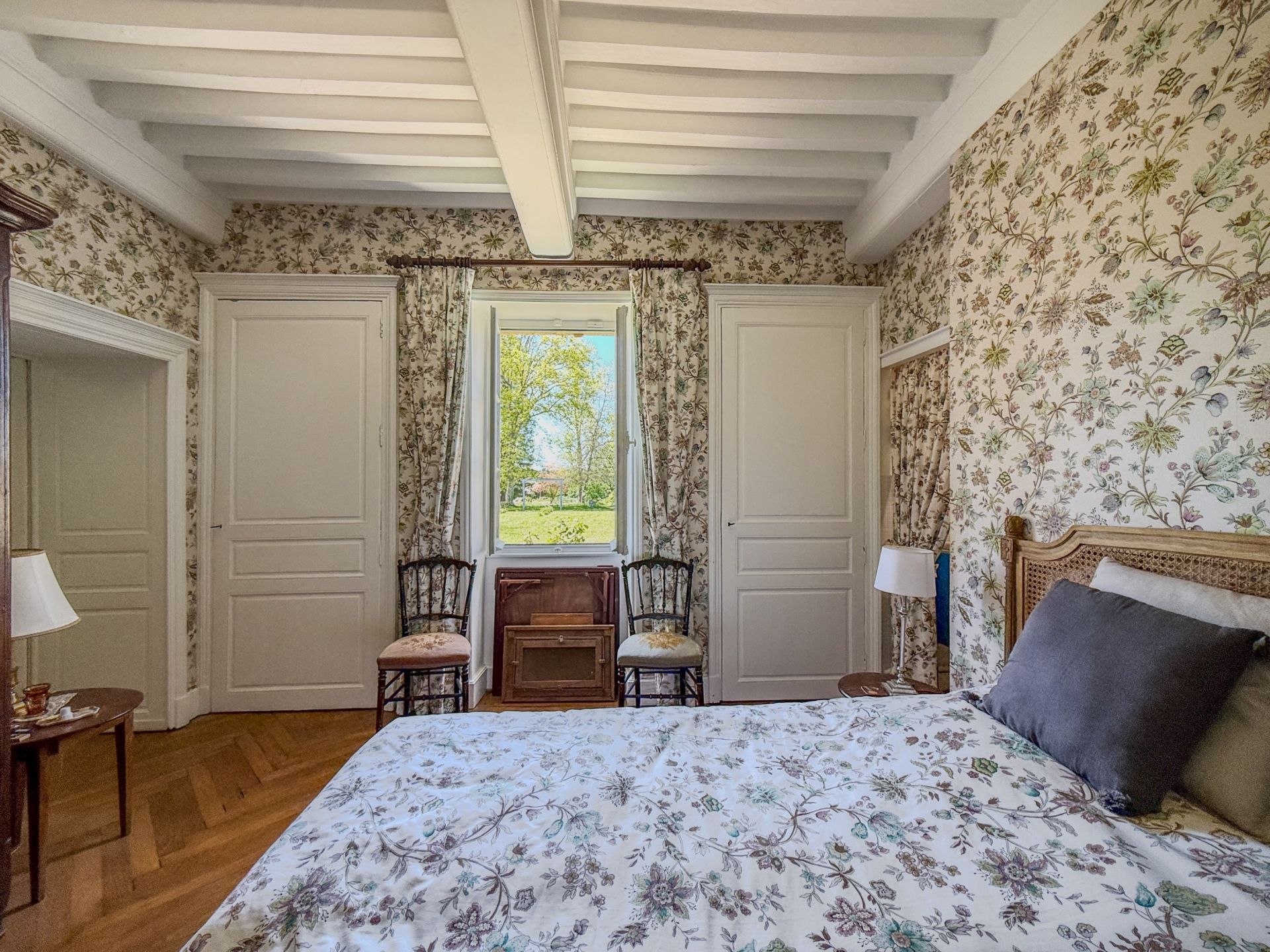 luxury house 8 Rooms for sale on CHAROLLES (71120)