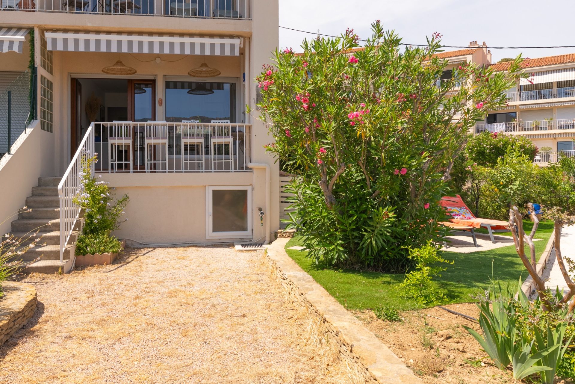 luxury apartment 2 Rooms for rent on CASSIS (13260)