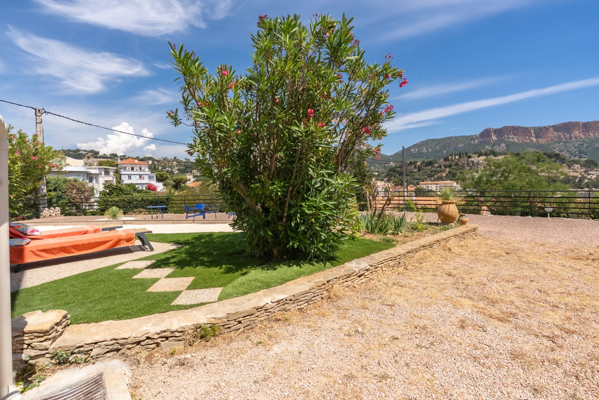luxury apartment 2 Rooms for rent on CASSIS (13260)