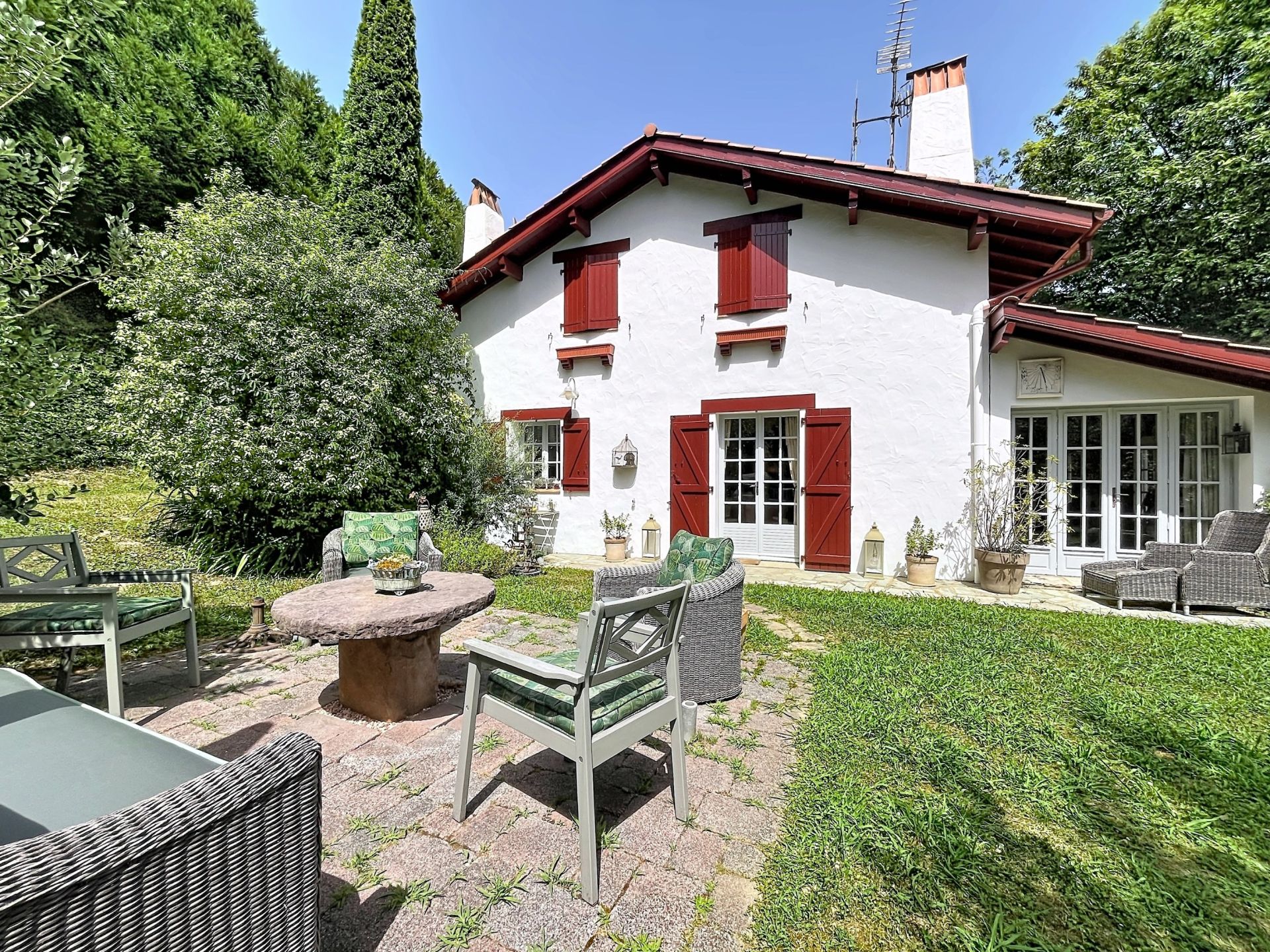 luxury house 7 Rooms for sale on ST PEE SUR NIVELLE (64310)