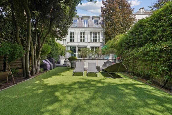 Sale Luxury house Neuilly-sur-Seine 7&nbsp;Rooms 385&nbsp;m²