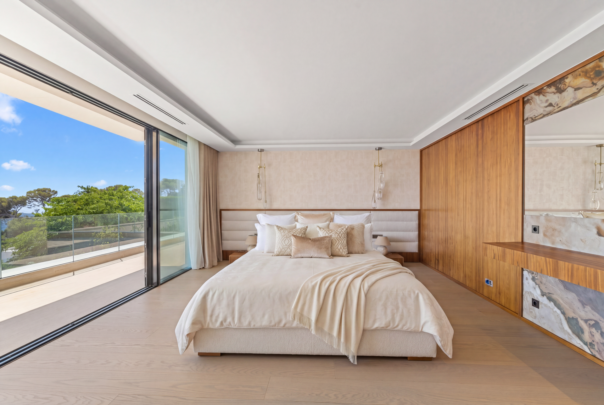 contemporary house 8 Rooms for sale on NICE (06000)