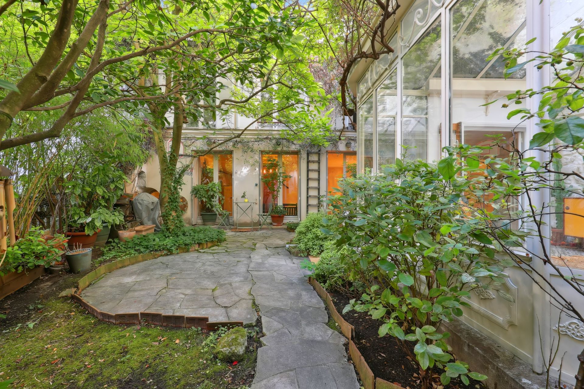 luxury house 6 Rooms for sale on PARIS (75018)