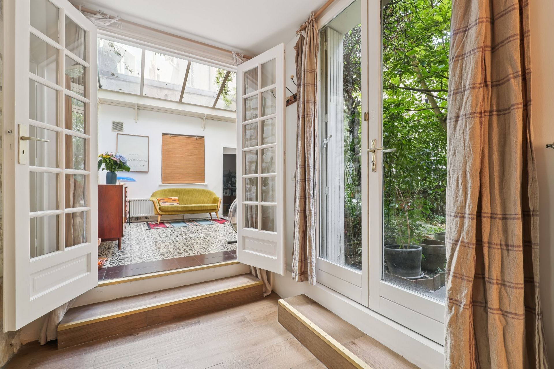 luxury house 6 Rooms for sale on PARIS (75018)