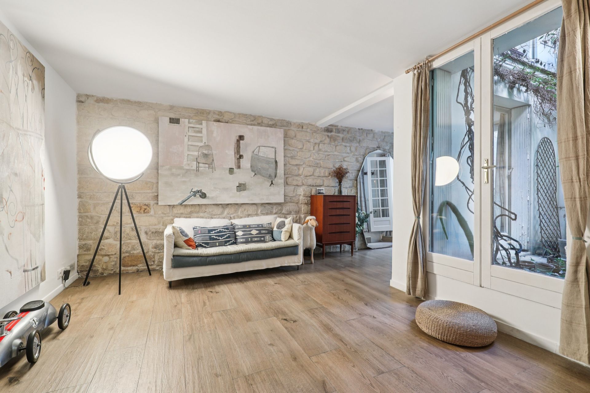 luxury house 6 Rooms for sale on PARIS (75018)