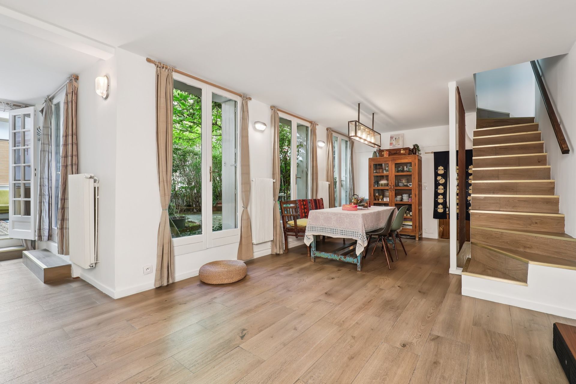 luxury house 6 Rooms for sale on PARIS (75018)